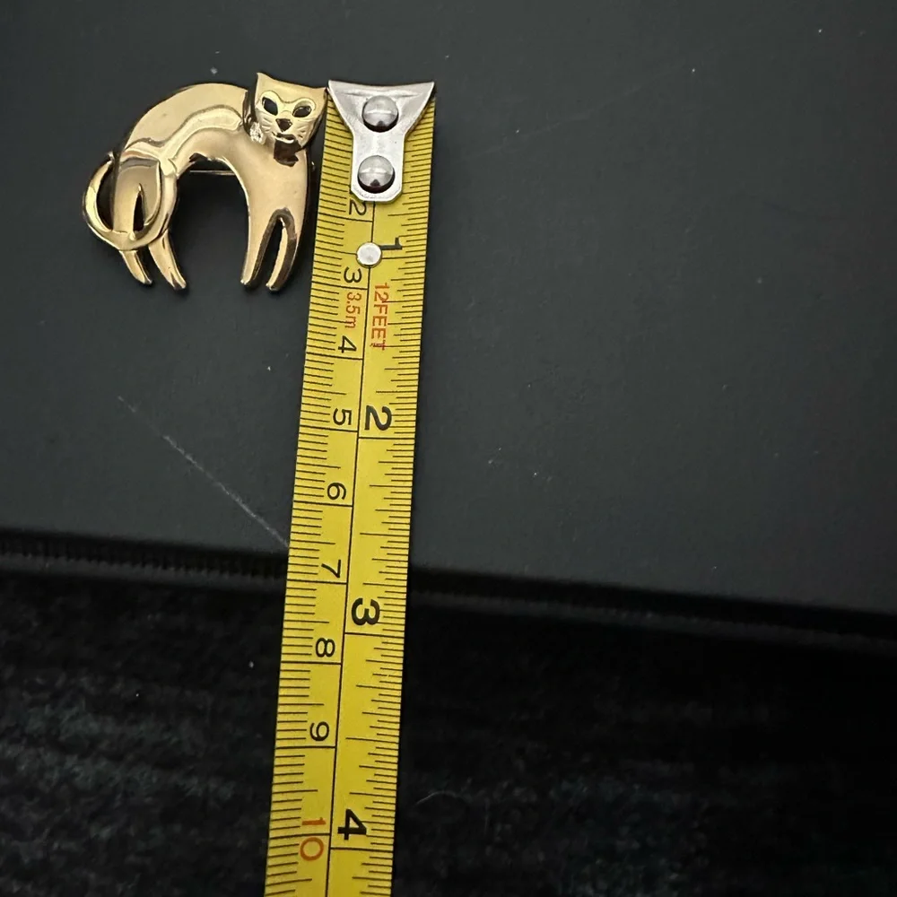 Elegant Gold tone Cat Brooch